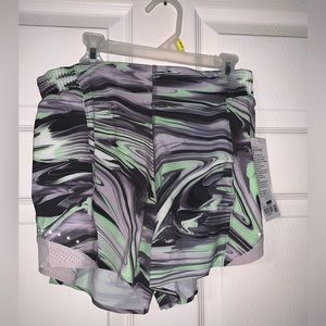 NWT Lululemon hotty hot shorts, size 6, grey green swirl color